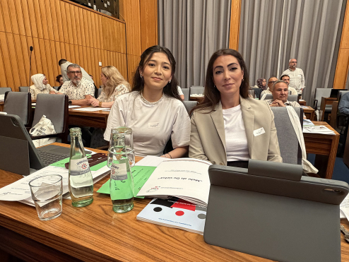 Zeyneb Mohammady (links) und Selda Koldamca auf der Mitgliederversammlung des Landesintegratinosraters im Juli 2026