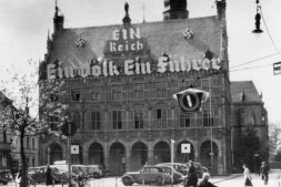 Historisches Rathaus mit Werbeparole zur sog. Wahl zum Großdeutschen Reichstag, aufgenommen Anfang April 1938