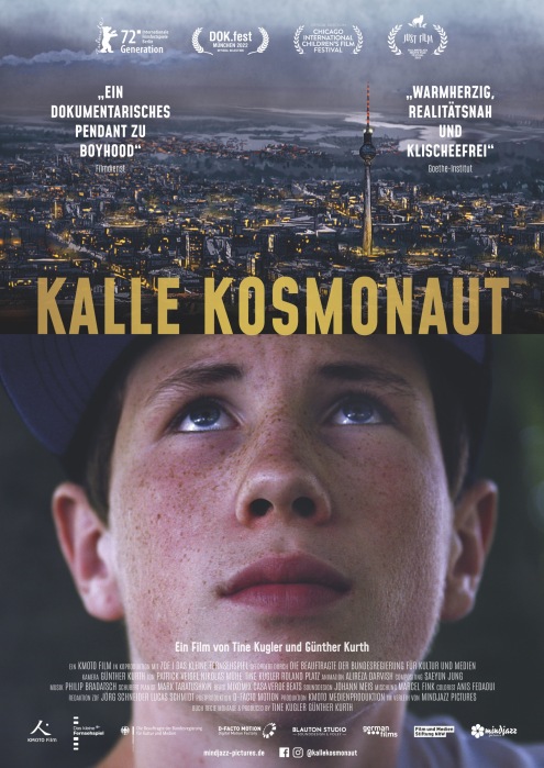 Oben sieht man eine Drohnenansicht von Berlin in der Dämmerung. In der Mitte des Plakates steht der Titel des Films. Unten sieht man den jungen Kalle, der den Blick gen Himmel richtet.