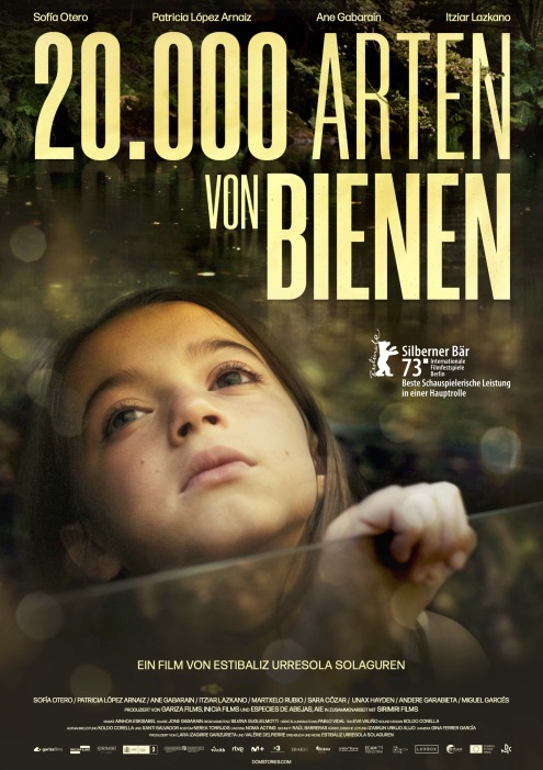 Ein nach oben gerichtetes Gesicht eines Kindes ohne geschlechterspezifische Hinweise. Im Hintergrund verschwommener Wald.