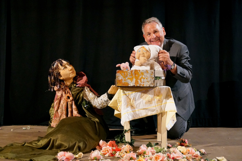Puppenspieler mit Puppen vom Stück 