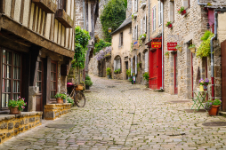 Die kopfsteingepflasterte Rue de Petit Fort in Dinan ist eine der schönsten Altstadtgassen der Bretagne. Die kopfsteingepflasterte Rue de Petit Fort in Dinan ist eine der schönsten Altstadtgassen der Bretagne.