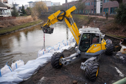  Sandsäcke werden in die Aa eingebracht, um die Baustelle trocken zu legen 